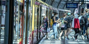 Menschen steigen aus einer S-Bahn im Berlin Hauptbahnhof