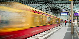 Eine S-Bahn fährt am Morgen am Berliner Hauptbahnhof ein