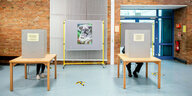 Zwei Wahlkabinen in den Räumlichkeiten einer Grundschule