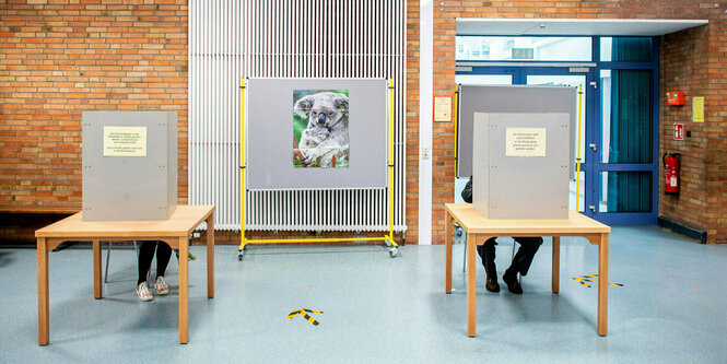 Zwei Wahlkabinen in den Räumlichkeiten einer Grundschule