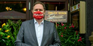 Carsten Brosda trägt eine Maske mit der Aufschrift "Kultur"