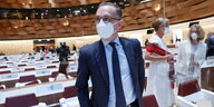 Heiko Maas steht in einem Konferenzraum der UNO