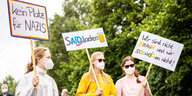 Die Schriftzüge "Kein Platz für Nazis", "Saftladen" und "Wir sind nicht braun und wir schweigen nicht!" sind auf den Plakaten von Protestlern bei einer Demonstration gegen einen Sonderparteitag der AfD Niedersachsen zu lesen.