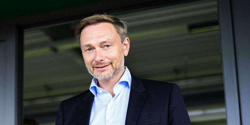 Christian Lindner blickt in die Kamera