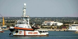 Das Schiff "Open Arms" steht im Hafen von Pozzallo