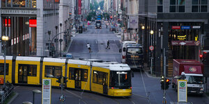 Straßenbahn biegt in die Friedrichstraße ein