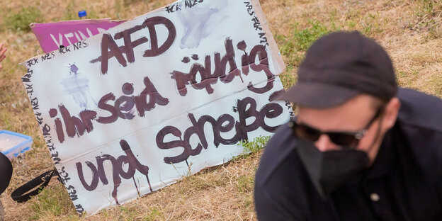 Protestplakat gegen die AfD mit der Aufrschrift: "AfD, ihr seid räudig und scheiße"