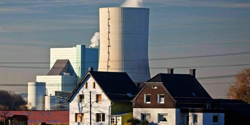 Wohnhaeuser vor dem Steinkohlekraftwerk Datteln