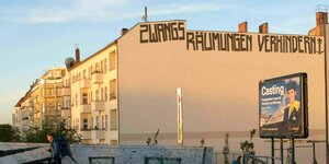 Graffiti am Giebel eines Hauses mit der Aufschrift "Zwangsräumungen verhindern"