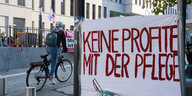 "Keine Profite mit der Pflege" steht auf dem Transparent vor dem Bettenhaus der Charité. Dort sind am Morgen die Beschäftigten der landeseigenen Berliner Krankenhäuser Vivantes und Charité in einem unbefristeten Streik getreten.
