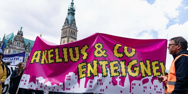 Banner mit der Aufschrift "Akelius und Co enteignen"