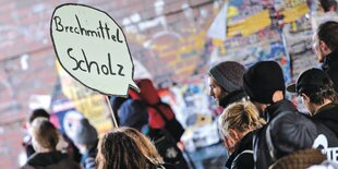 Demonstranten tragen ein Schild mit der Aufschrift "Brechmittel Scholz".