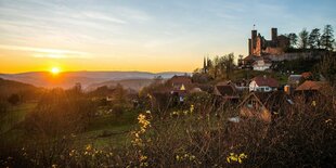 Sonnenuntergang vor malerischer Dorfkulisse