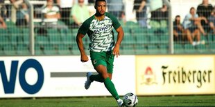 Fußballspieler Benjamin Luis in Ballbestiz auf dem Fußballplatz