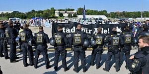 Polizeikräfte umzingeln Protestierende gegen die IAA in München.
