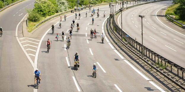 Fahrradfahrer auf einer autofreien Autobahn