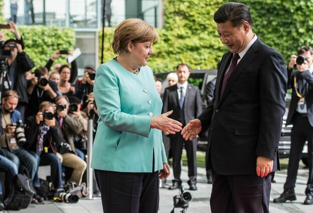 Angela Merkel ist kurz davor dem chinesischen Präsidenten die Hand zu schütteln