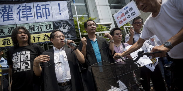 Bürgerrechtsaktivisten demonstrieren in Hongkong gegen die Festnahmen