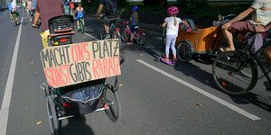 Ein Fahrrad mit der Aufschrift "Macht uns Platz, sonst gibts Rabatz"