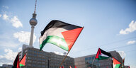 Palästinensische Flagge bei einer Demo auf dem Alexander-Platz