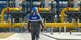 Bauarbeiter steht vor Gas Pipelines