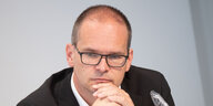 Grant Hendrik Tonne sitzt in der Landespressekonferenz im Landtag Niedersachsen.