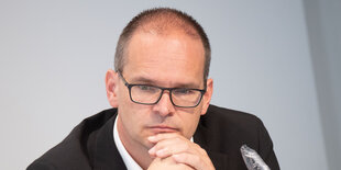 Grant Hendrik Tonne sitzt in der Landespressekonferenz im Landtag Niedersachsen.