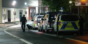 Ein Polizist mit Hund patroulliert nahe der jüdischen Gemeinde in Hagen.