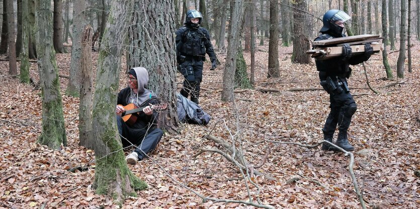 Polizisten im Einsatz im Dannenröder Forst