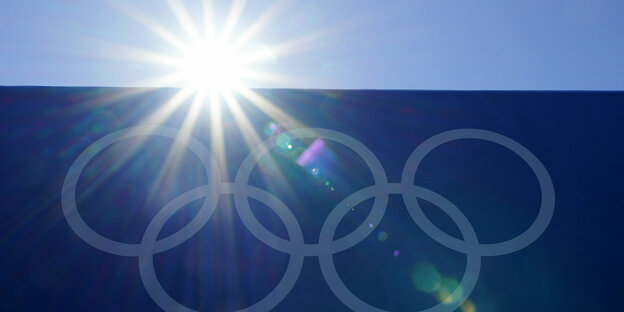 die olympischen Ringe in Yokohama, knapp darüber die Sonne