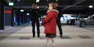 Die sechsjährige Manja (Rena Harder) am Flughafen