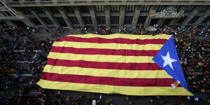 Große katalanische Fahne wird duch Barcelona getragen.