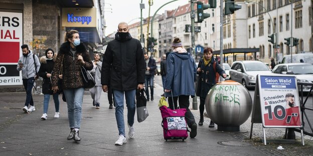 Mesnchen auf dem Bürgersteig in Berlin-Neukölln