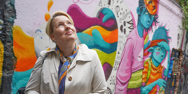 Franziska Giffey (SPD), Spitzenkandiatin für die Wahl zum Berliner Abgeordnetenhaus, steht vor ihrem Besuch des Anne Frank Zentrums vor einem Graffiti in den Hackeschen Höfen