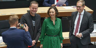 Klaus Lederer, Ramona Pop und Michael Müller stehen im Parlament zusammen