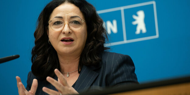 Gesundheitssenatorin Dilek Kalayci bei einer Pressekonferenz