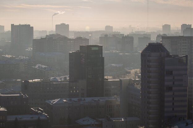 Smog über eine Stadtansicht mit Hochäusern
