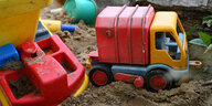 Viel buntes Spielzeug zum Buddeln in einem Sandkasten