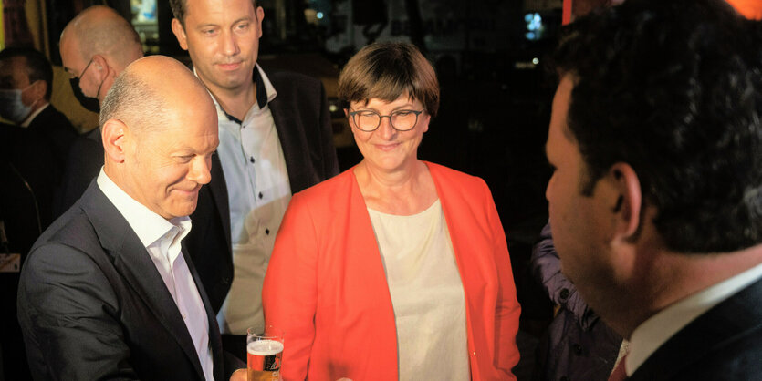 Olaf Scholz (l), Kanzlerkandidat der SPD und Bundesminister der Finanzen, grüßt Hubertus Heil (r, SPD), Bundesminister für Arbeit und Soziales, beobachtet von Lars Klingbeil (SPD), Generalsekretär, und Saskia Esken (SPD)Bundesvorsitzende