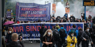 Regenschirme und Bengalows sind zu sehen