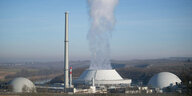 Neckarwestheim: Dampf kommt aus dem Kühlturm (M) von Block 2 des Kernkraftwerks Neckarwestheim, daneben sind Block 1 (l) und Block 2 (r) des Atomkraftwerks zu sehen.