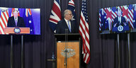 der australische Regierungschef Scott Morrison, rechts und links umgeben vom britischen Boris Johnson und US-Präsident Joe Biden per Videoschaltung