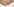 Eine Person hält sich mit beiden Händen den Bauch