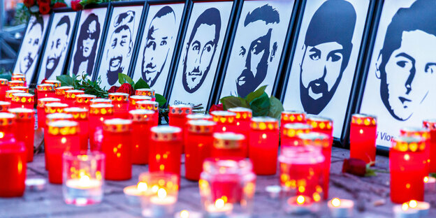 Kerzen und Bilder der Opfer erinnern an den Anschlag von Hanau vom 19.2.2021