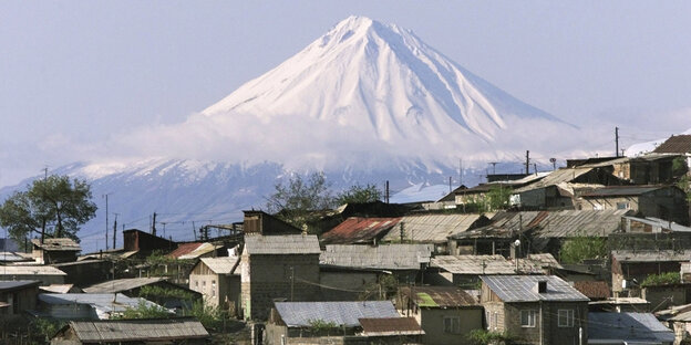 Ansicht von der armenischen Stadt Eriwan, am Horizont der türkische, schneebedeckte Berg Ararat