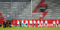 Das Schiedsrichterteam und die deutsche Mannschaftr betreten das Stadion der Freundschaft in Cottbus