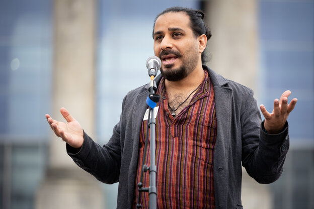 Hasan Ze Alnoon spricht vor dem Reichstag auf der Kundgebung „Wahlrecht für alle“