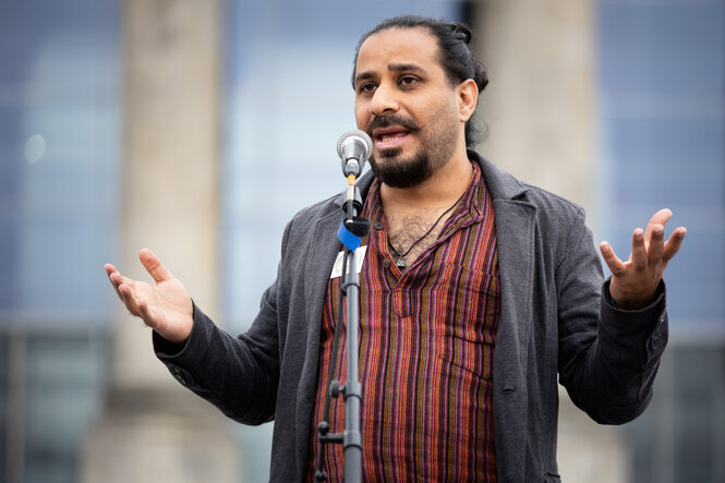 Hasan Ze Alnoon spricht vor dem Reichstag auf der Kundgebung „Wahlrecht für alle“