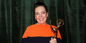 Die Schauspielerin Olivia Colman posiert mit ihrem Emmy