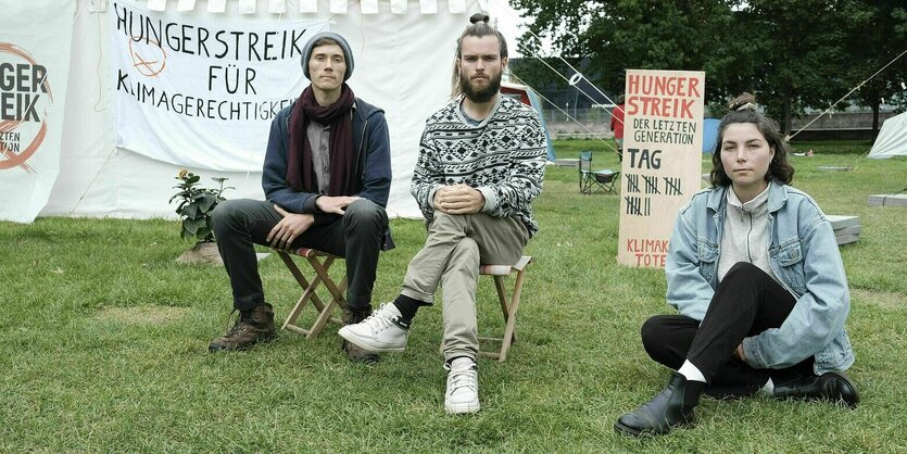 Zwei Klimaaktivisten und eine Klimaaktivistin im Hungerstreik